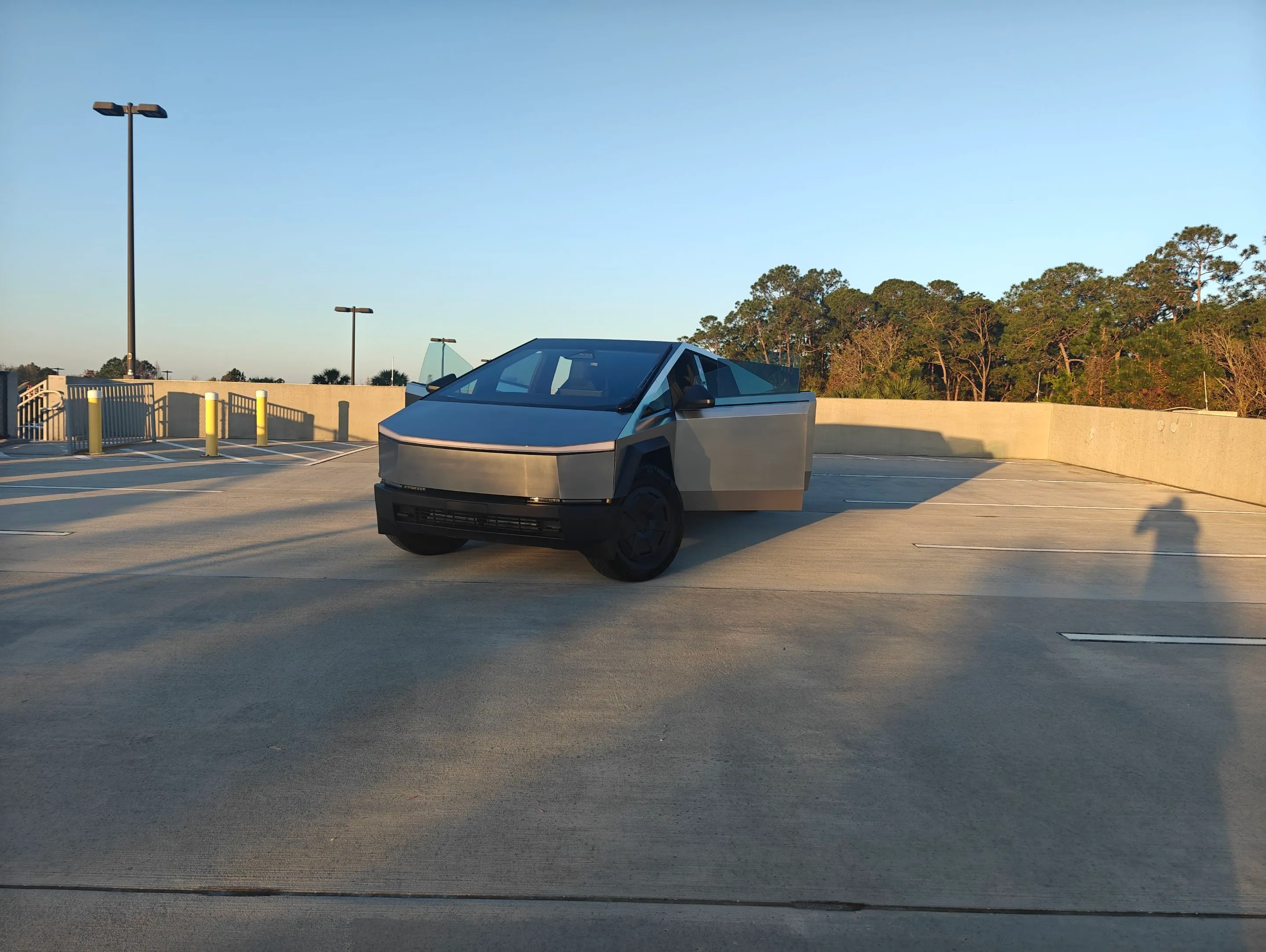 2024 Tesla Cybertruck photo 5